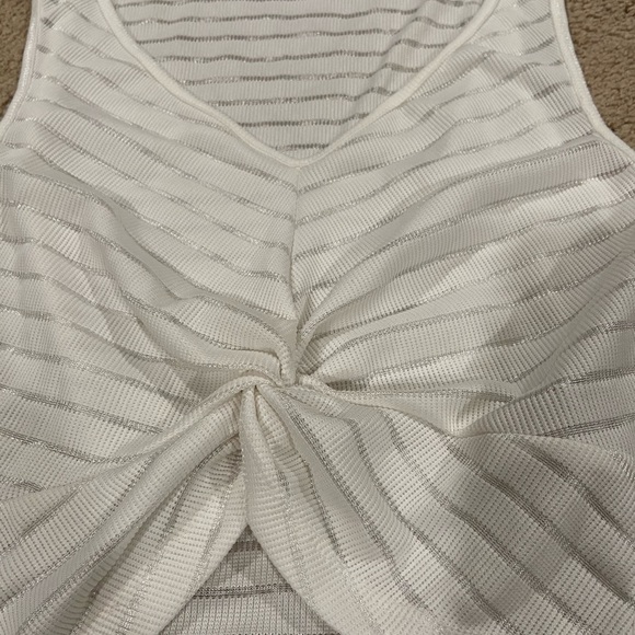 White twist knot crop top - Picture 2 of 4